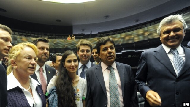  La disidente cubana Yoani Sánchez llega hoy, miércoles 20 de febrero de 2013, a la sede de la Cámara de Diputados, en Brasilia (Brasil)