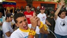 Protesta estudiantil en Caracas, frente a la sede diplomática de Cuba. 
