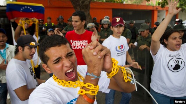 Protesta estudiantil en Caracas, frente a la sede diplomática de Cuba. 
