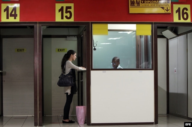 Rosa Maria Payá realiza el chequeo de inmigración en el aeropuerto José Martí de La Habana (Cuba).