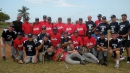 Los jugadores cubanos posan junto a sus rivales estadounidenses (Foto cortesía de: The Friendship Games).