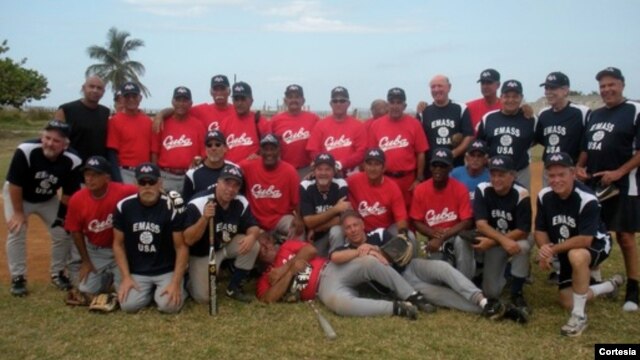 Los jugadores cubanos posan junto a sus rivales estadounidenses (Foto cortesía de: The Friendship Games).