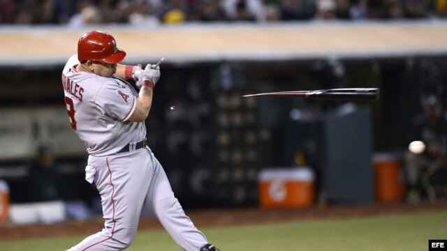 El jugador de Angelinos Kendrys Morales rompe su bate hoy, lunes 21 de mayo de 2012, durante la sexta entrada de un partido ante Atléticos por la MLB en el O.co Coliseum in Oakland, California (EE.UU.). 