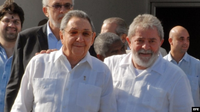 Archivo - Raúl Castro (i), conversa con el exgobernante brasileño Luiz Inácio Lula da Silva (d ) en el aeropuerto José Martí de La Habana (Cuba). 