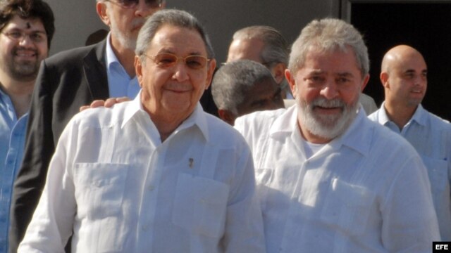 Raúl Castro con el exgobernante brasileño Luiz Inácio Lula da Silva (i-d), en el aeropuerto José Martí de La Habana. Archivo.