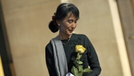 Aung San Suu Kyi sostiene una rosa amarilla el sábado 22 de septiembre de 2012, en la universidad de Columbia (EE. UU.). 