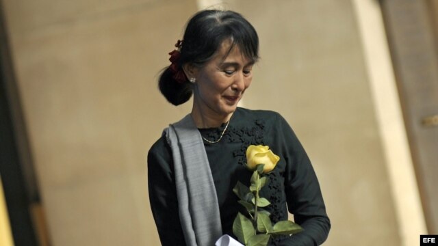 Aung San Suu Kyi sostiene una rosa amarilla el sábado 22 de septiembre de 2012, en la universidad de Columbia (EE. UU.). 
