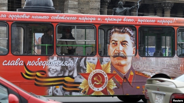 Archivo - Un autobús con el retrato de Stalin en San Petersburgo. 