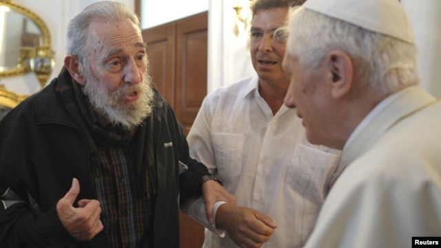 El Papa junto a Fidel Castro.