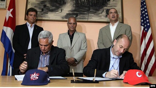 El Presidente de Béisbol América, Paul Seiler (d), y el presidente de la Federación Cubana de Béisbol, Higinio Vélez (i), firman hoy, martes 20 de marzo de 2012, una carta de intención para iniciar una serie anual de juegos amistosos de béisbol entre Cuba