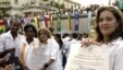Jóvenes médicos muestran sus diplomas de recién graduados en medicina (foto archivo).  