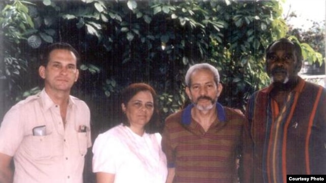 Autores de "La Patria es de Todos": René Gómez Manzano, Martha Beatriz Roque, Vladimiro Roca y Félix Bonne Carcassés (izq.-der.).