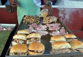 Un vendedor de "pan con lechón".