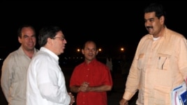 El canciller cubano, Bruno Rodríguez (2 i), junto a los embajadores de Cuba en Caracas, Rogelio Polanco (i), y de Venezuela en La Habana, Edgardo Ramírez (2 d), recibe al vicepresidente venezolano, Nicolás Maduro (d)