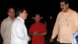 El canciller cubano, Bruno Rodríguez (2 i), junto a los embajadores de Cuba en Caracas, Rogelio Polanco (i), y de Venezuela en La Habana, Edgardo Ramírez (2 d), recibe al vicepresidente venezolano, Nicolás Maduro (d).