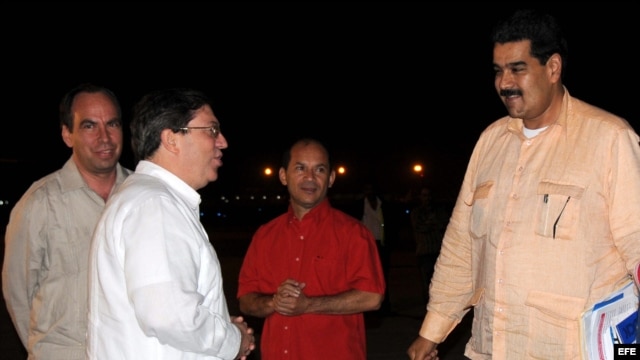 El canciller cubano, Bruno Rodríguez (2 i), junto a los embajadores de Cuba en Caracas, Rogelio Polanco (i), y de Venezuela en La Habana, Edgardo Ramírez (2 d), recibe al vicepresidente venezolano, Nicolás Maduro (d)