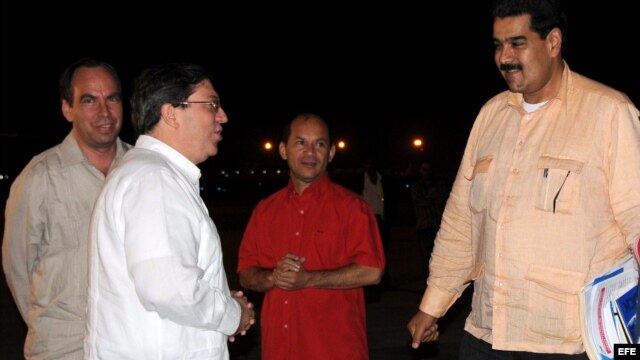 El canciller cubano, Bruno Rodríguez (2 i), junto a los embajadores de Cuba en Caracas, Rogelio Polanco (i), y de Venezuela en La Habana, Edgardo Ramírez (2 d), recibe al vicepresidente venezolano, Nicolás Maduro (d).