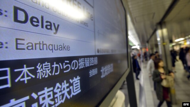 Una pantalla ofrece información sobre los trenes con retraso debido al terremoto en el noreste de Japón hoy, viernes 7 de diciembre de 2012 en una estación en Tokio (Japón). 
