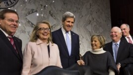 El senador demócrata por Massachusetts, John Kerry (c), junto a la secretaria de Estado estadounidense, Hillary Clinton (2i), y los senadores demócratas Robert Menendez (i), Barbara Boxer (2d), y Ben Cradin (d). 