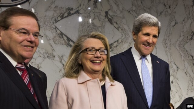 Según el Boston Globe, Kerry (der.), debe concentrarse en Cuba cuanto antes, y Menéndez (izq) necesita ser persuadido de que un cambio de política beneficiará a más cubanos.