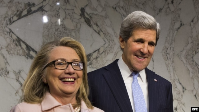 El senador demócrata por Massachusetts, John Kerry (d), junto a la secretaria de Estado estadounidense, Hillary Clinton (i). 