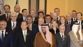 KUW01 CIUDAD DE KUWAIT (KUWAIT) 30/01/2013.- El secretario general de la ONU, Ban Ki-Moon (2º izq), y representantes de más de 60 países posan para una foto de familia durante su asistencia a la conferencia de donantes de la ONU para Siria, hoy, miércoles