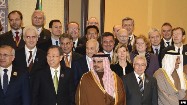KUW01 CIUDAD DE KUWAIT (KUWAIT) 30/01/2013.- El secretario general de la ONU, Ban Ki-Moon (2º izq), y representantes de más de 60 países posan para una foto de familia durante su asistencia a la conferencia de donantes de la ONU para Siria, hoy, miércoles