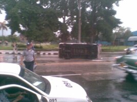 Oficiales de la PNR en la escena del accidente