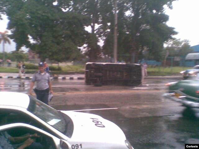 Oficiales de la PNR en la escena del accidente