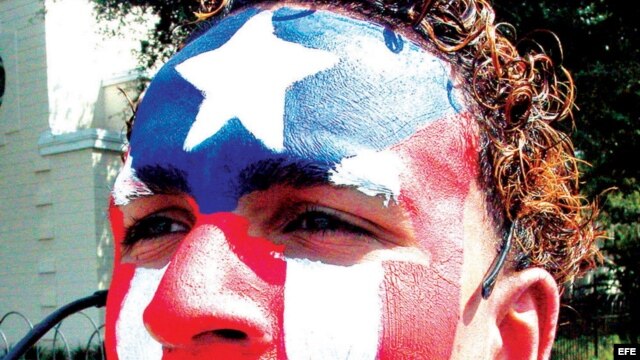 Un puertorriqueño luce la bandera de Puerto Rico pintada en su rostro en uno de los festivales boricuas en la ciudad de Orlando en Florida el 7 de mayo de 2004. Los puertorriqueños radicados en la ciudad de Orlando son la comunidad hispana más grande en l