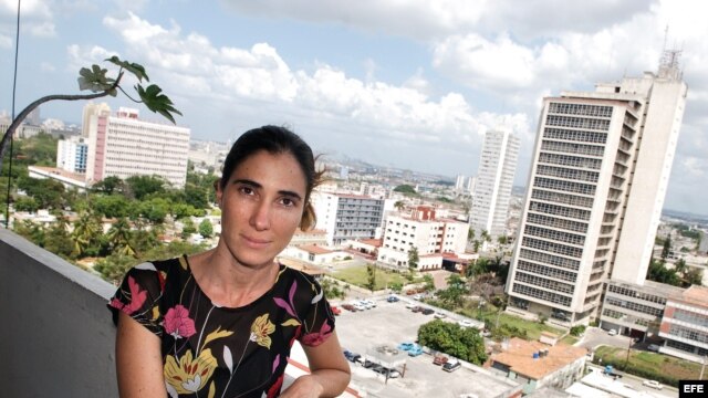La bloguera explicó a Radio Martí que en un forcejeo con las policías sufrió golpes en la cabeza y perdió un diente.