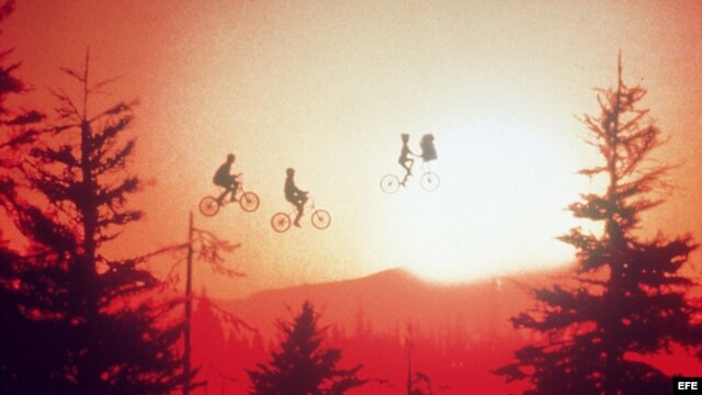 Fotograma de la película "E.T., el extraterrestre" con la que el director Steven Spielberg consiguió fama mundial.