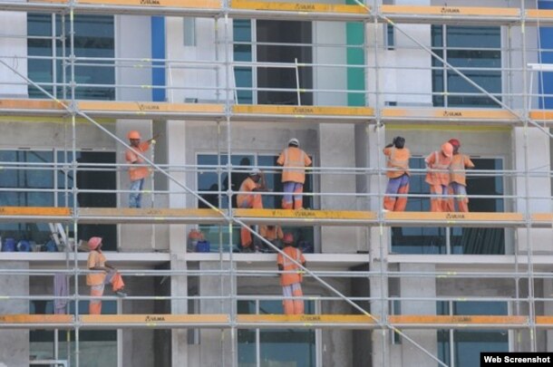 Extranjeros trabajan en La Habana en la construcción de hoteles