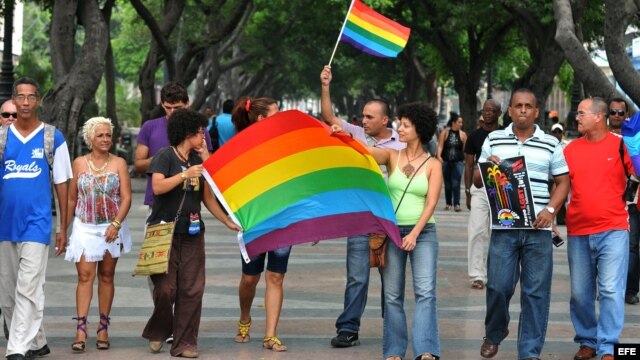 Archivo - Grupo de activistas independientes cubanos celebra una marcha por el Día del Orgullo Gay el 28 de junio del 2011, en La Habana. 