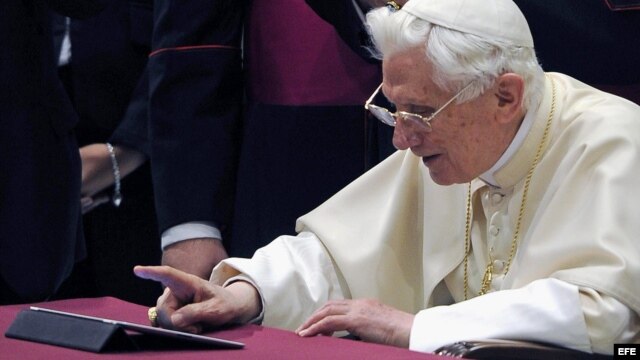 El papa Benedicto XVI publica por primera vez en Twitter al finalizar la audiencia general de los miércoles en el Aula Pablo VI en Ciudad del Vaticano el miércoles 12 de diciembre de 2012. 
