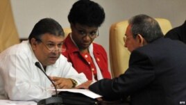Raúl Castro conversa con Marino Murillo, el llamado zar de la economía castrista