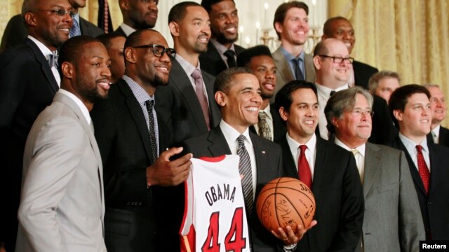 El President Barack Obama (c) en el homenaje a los campeones de la NBA en el 2012, los Miami Heat.  