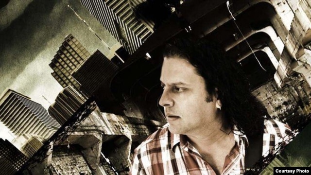 Alexis Morejón en la portada de su disco Somos +, que realizó junto a Nelson Rodríguez.