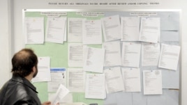 Un hombre busca trabajo en un tablón de anuncios del centro de desempleo Workforce1 Career Center en Brooklyn, Nueva York, EEUU.
