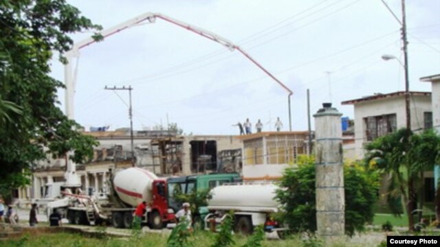 Frente al parque de Santos Suárez, en La Habana, sí hubo materiales y hasta una bomba hormigonera, una concretera y una "pipa" para reconstruir y ampliar un caserón semiderruido destinado a la familia de un coronel del MININT                