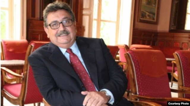 Luis Gómez viajó en 1999 a Cuba para declarar “hermanas” a las ciudades de Novelda y Camagüey  (Foto: Novelda digital)