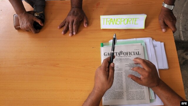 Archivo - Dos personas son atendidas en una oficina municipal de trabajo en La Habana (Cuba). 