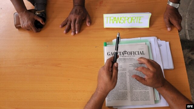 Archivo - Dos personas son atendidas en una oficina municipal de trabajo en La Habana (Cuba). 