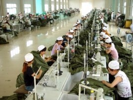 Una mujeres trabajan en una fábrica de ropa en China.