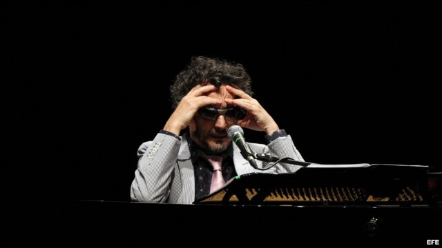 El cantante argentino Fito Páez en un concierto el  5 de diciembre de 2012, en La Habana (Cuba). 