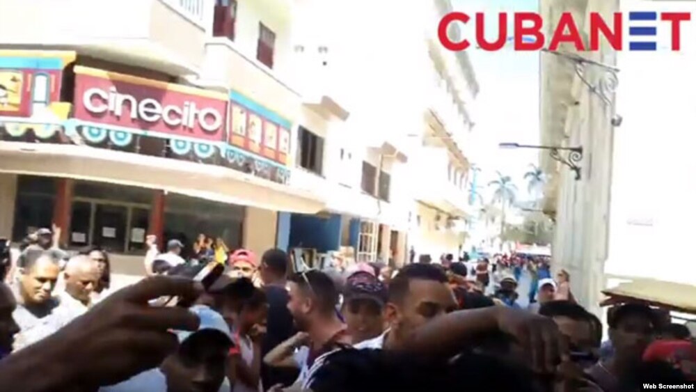 Curiosos presencian, y graban con sus teléfonos, el acto sexual en el boulevard de San Rafael.
