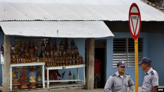 Dos policías conversan el sábado 24 de marzo de 2012, en el poblado El Cobre, Santiago de Cuba, donde se encuentra el santuario de la Virgen de la Caridad 
