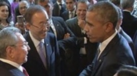 El saludo entre Obama y Raúl Castro en la Cumbre de las Américas de Panamá