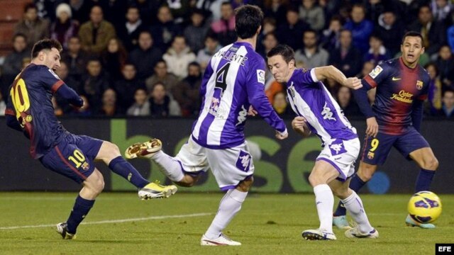 El delantero argentino del F.C. Barcelona Lionel Messi lanza a puerta consiguiendo el segundo gol de su equipo ante el Real Valladolid, en el estadio José Zorrilla.