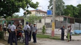Varios policías conversan en una esquina en La Habana